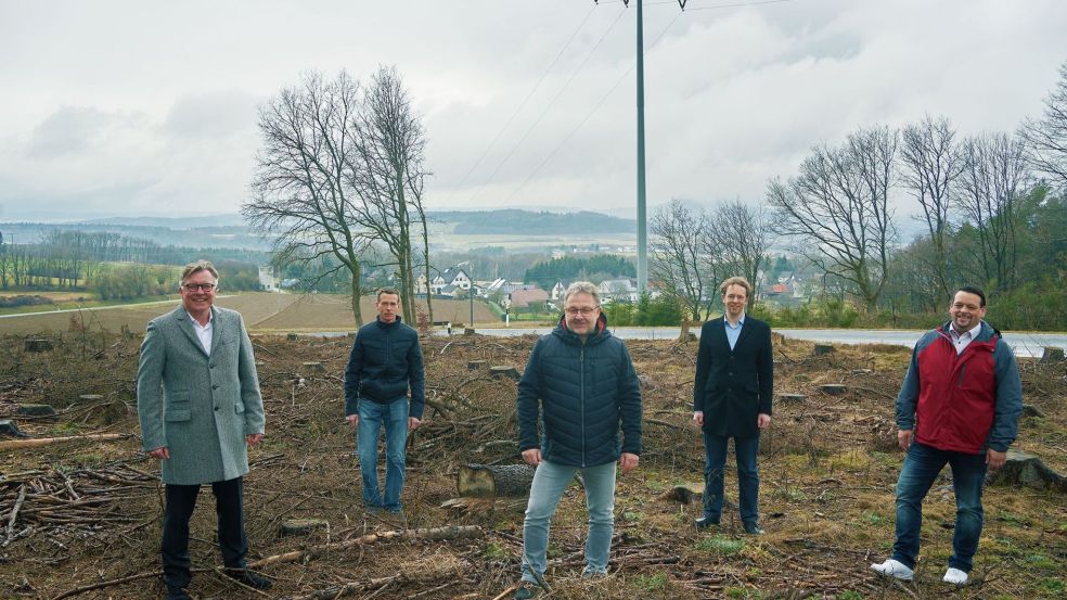 Fünf Männer stehen auf einer Baustelle